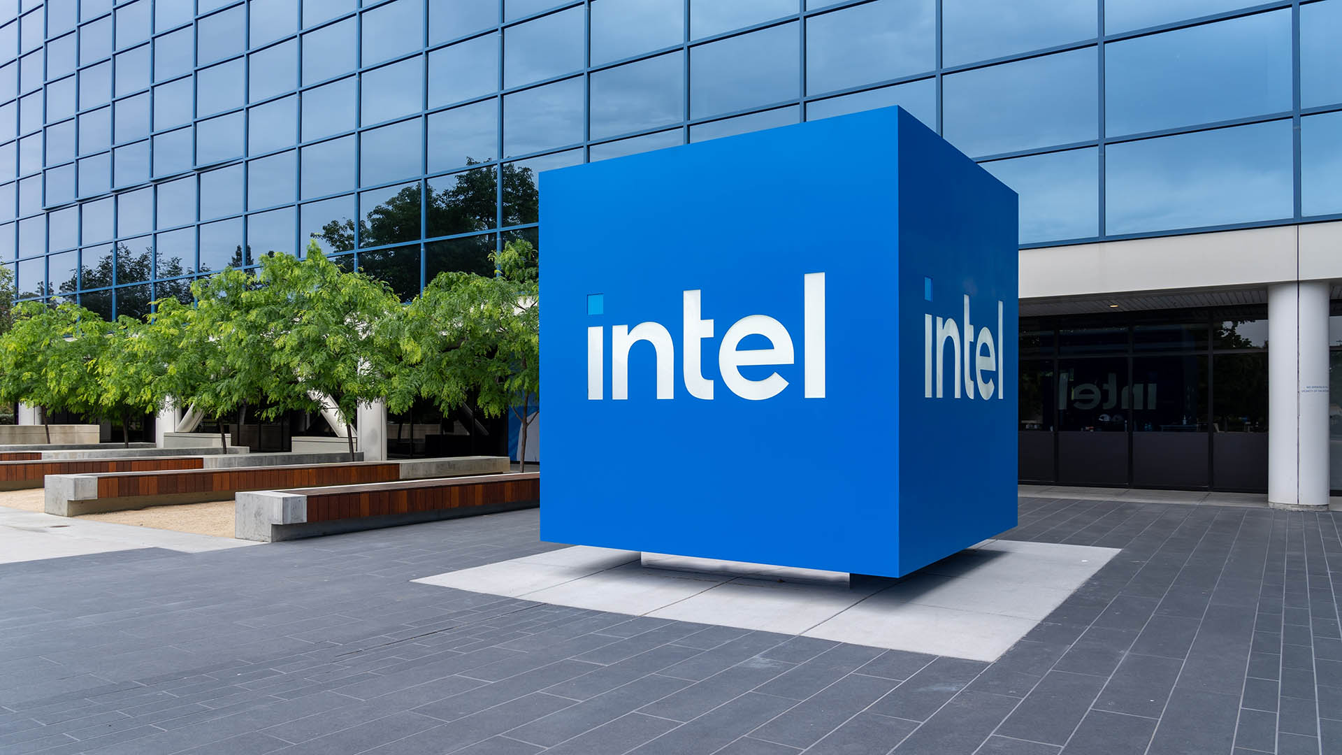 Despite losses, Intel advances on fourth-quarter forecast