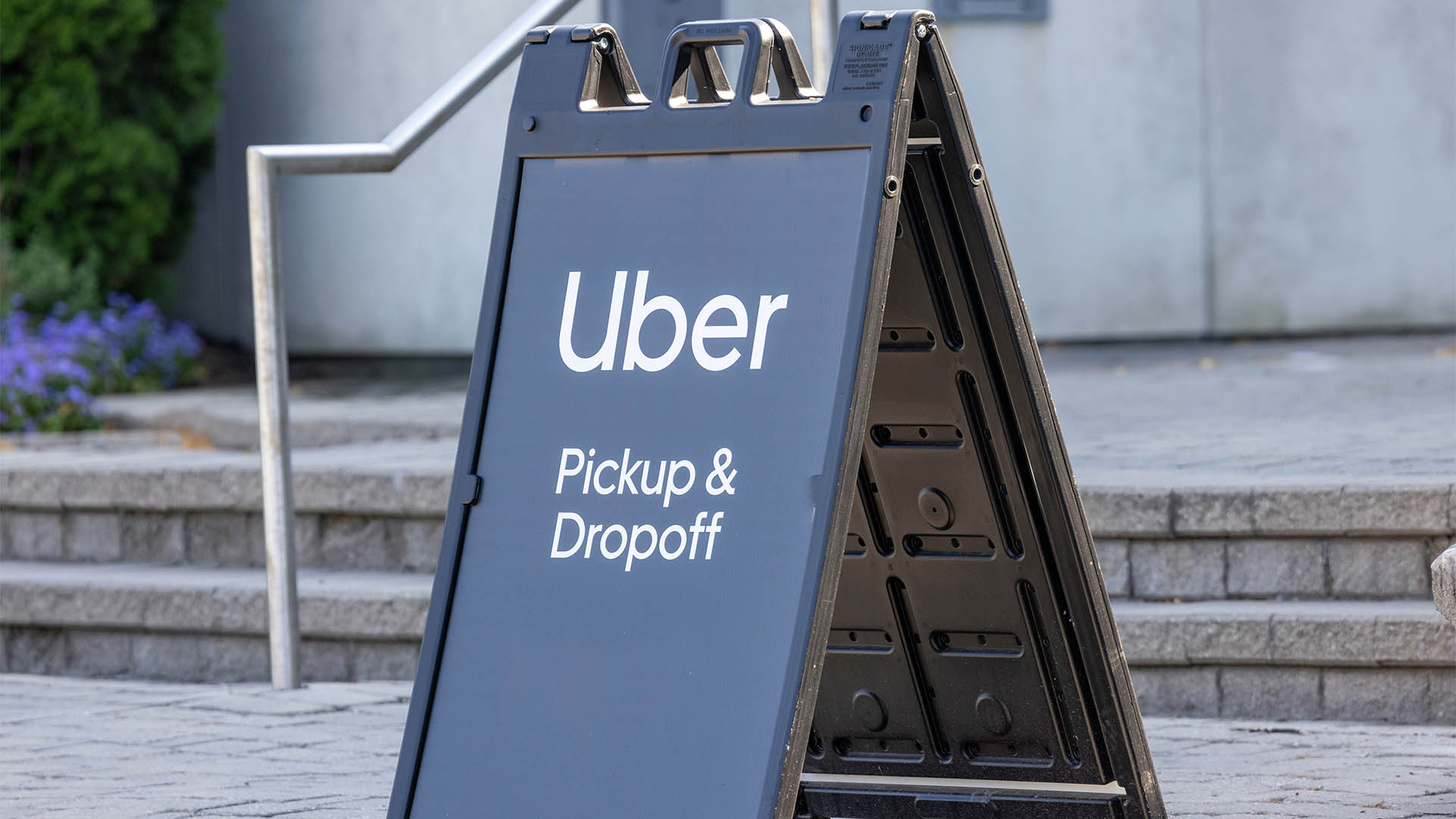 Uber's revenue takes over, but bookings miss a beat